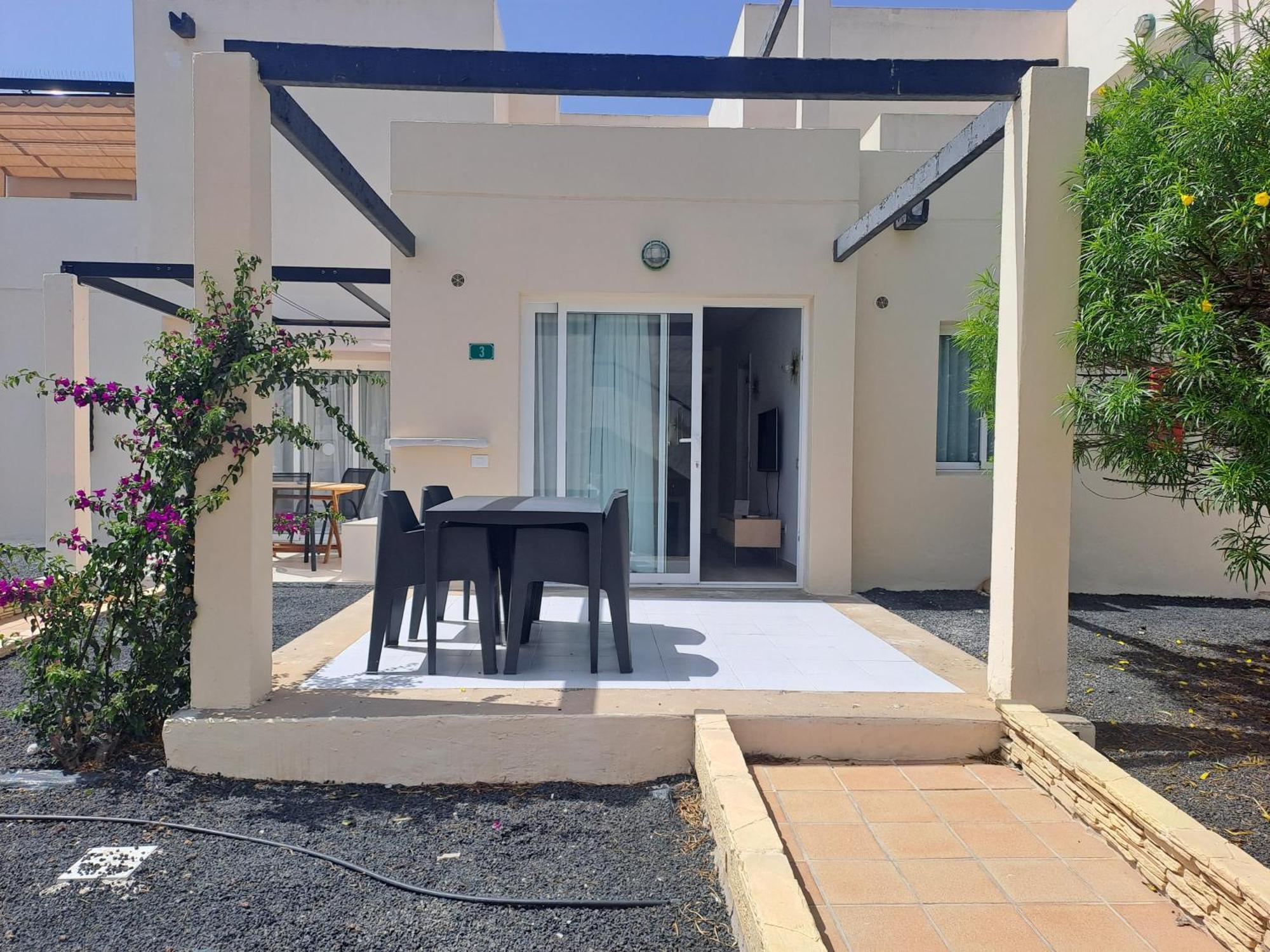 Homeforguest Apartamento Con Terraza Y Piscina En Коралео Екстериор снимка