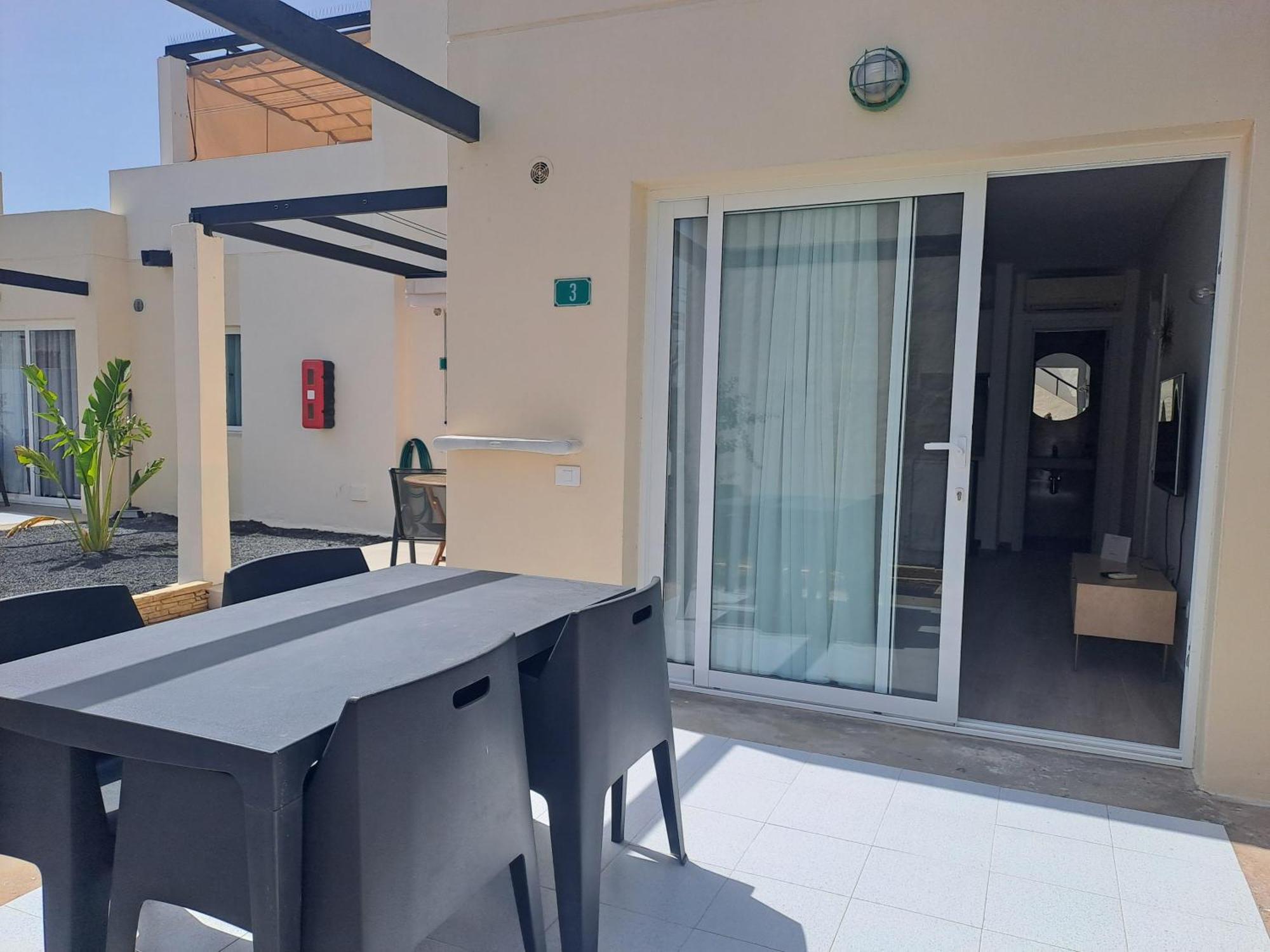 Homeforguest Apartamento Con Terraza Y Piscina En Коралео Екстериор снимка