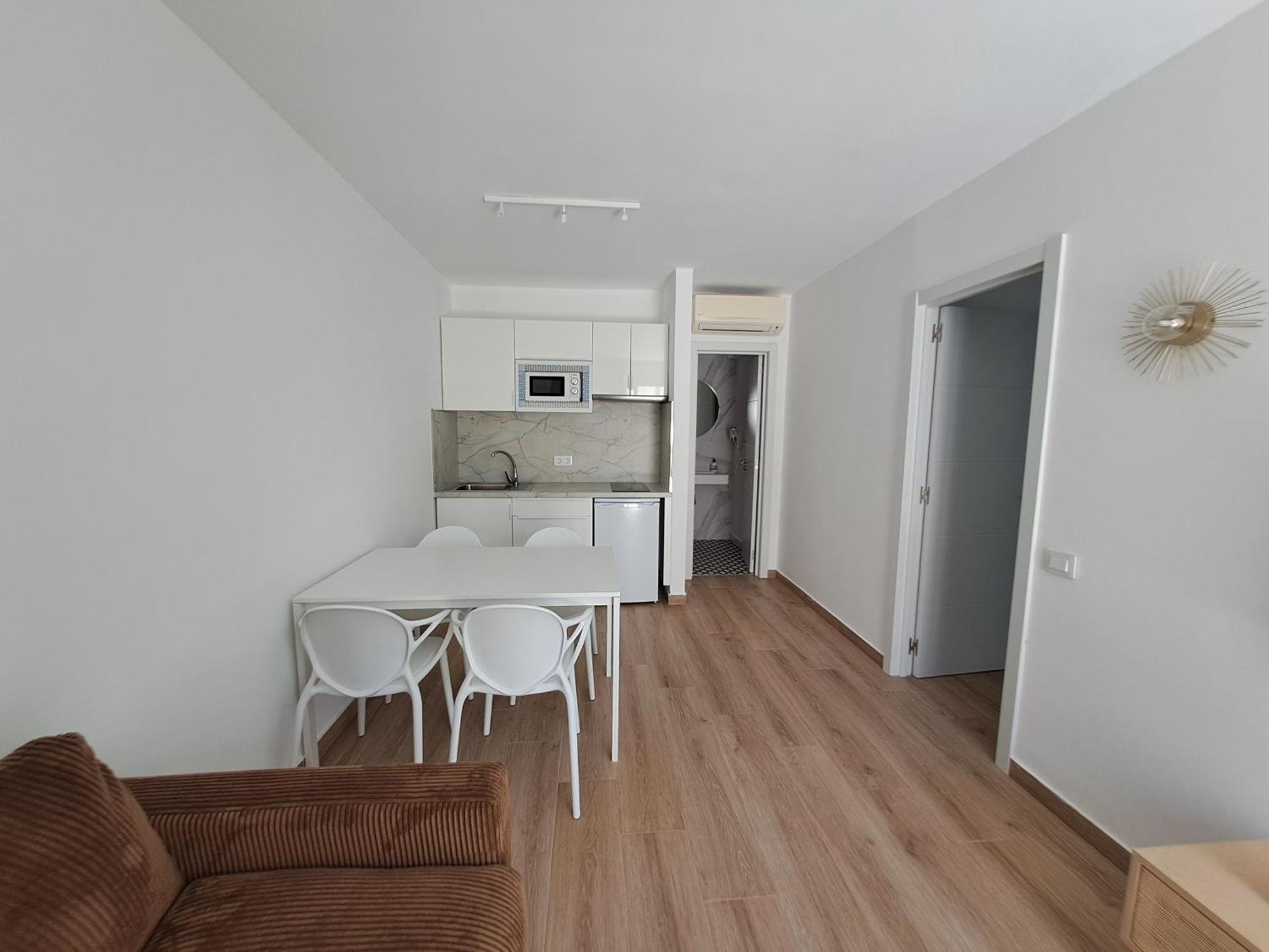 Homeforguest Apartamento Con Terraza Y Piscina En Коралео Екстериор снимка