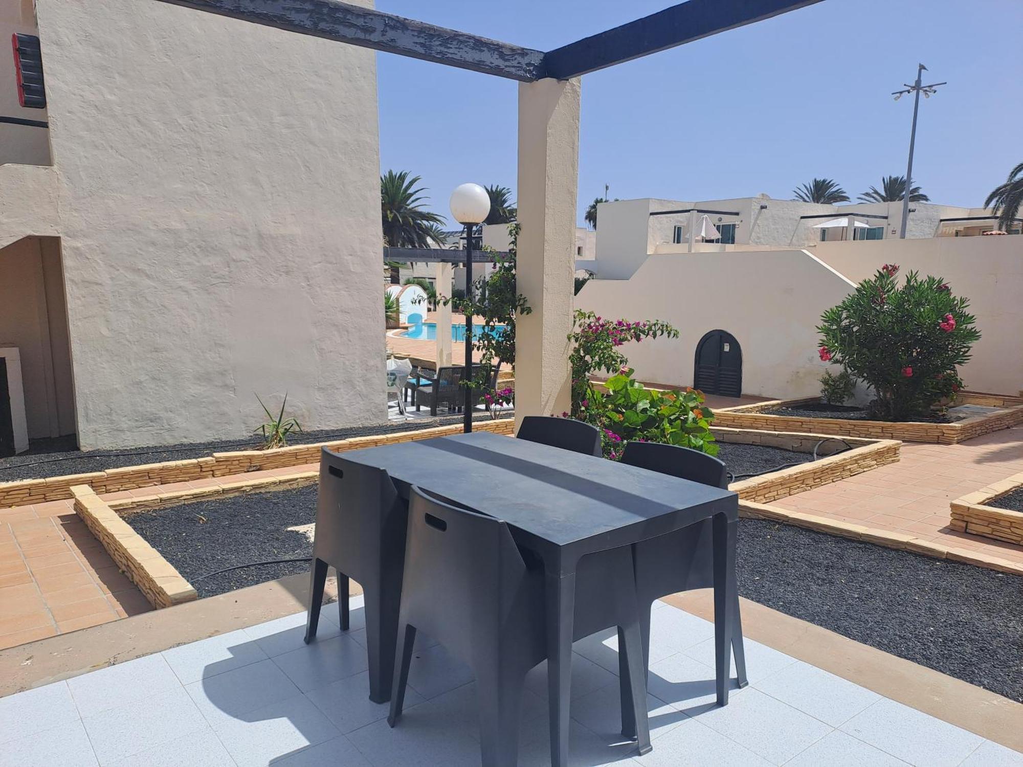 Homeforguest Apartamento Con Terraza Y Piscina En Коралео Екстериор снимка