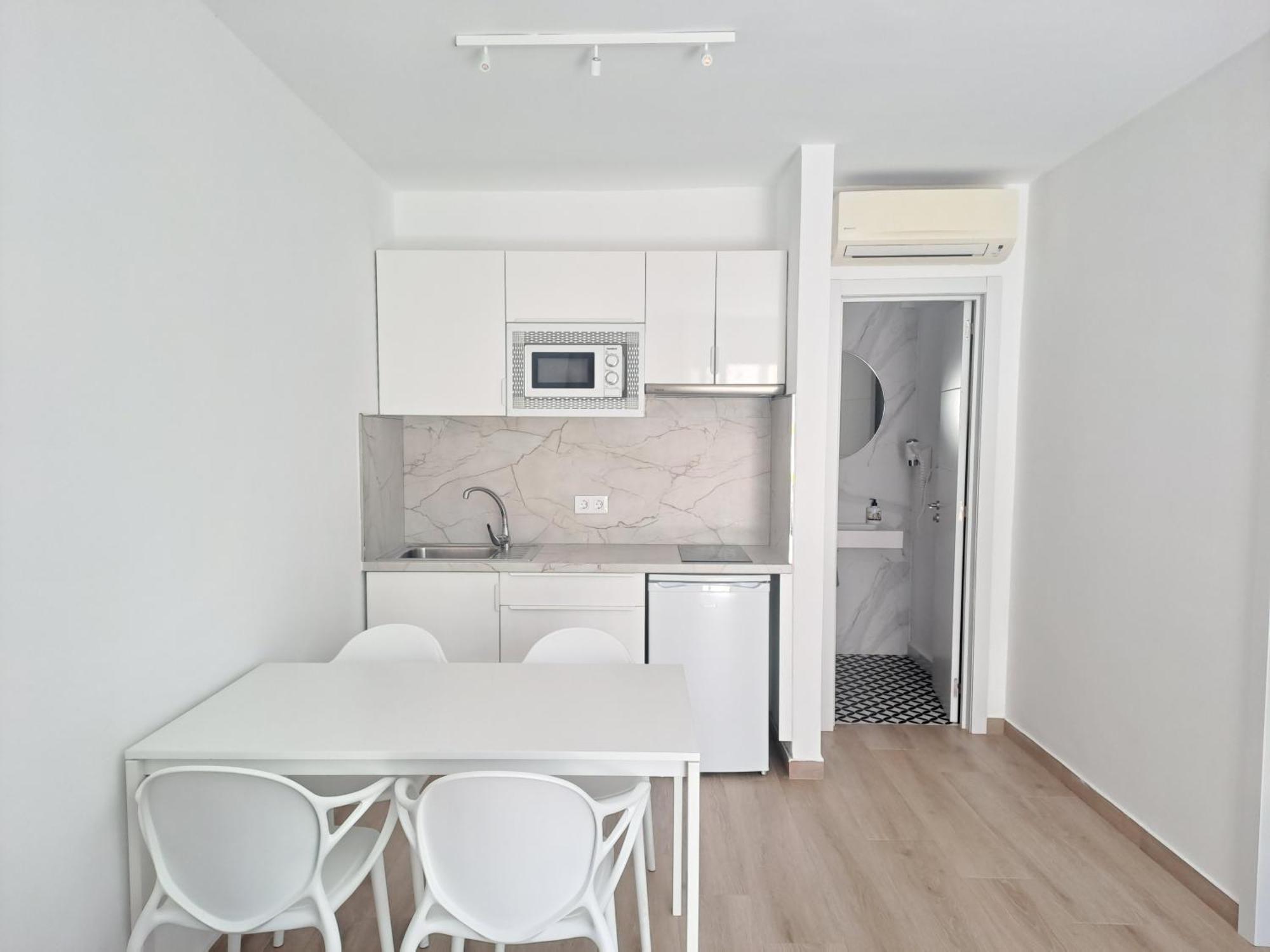 Homeforguest Apartamento Con Terraza Y Piscina En Коралео Екстериор снимка