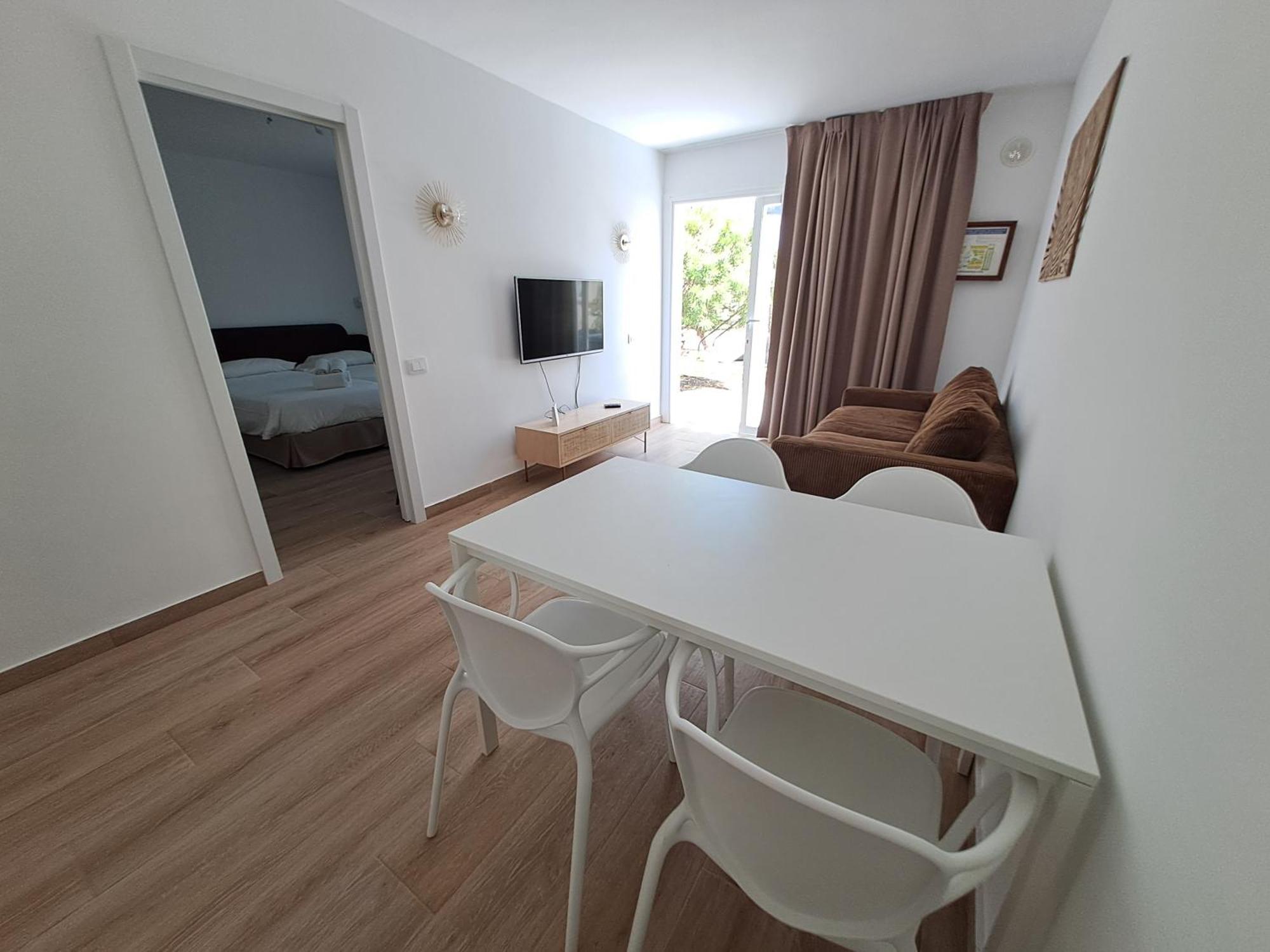 Homeforguest Apartamento Con Terraza Y Piscina En Коралео Екстериор снимка