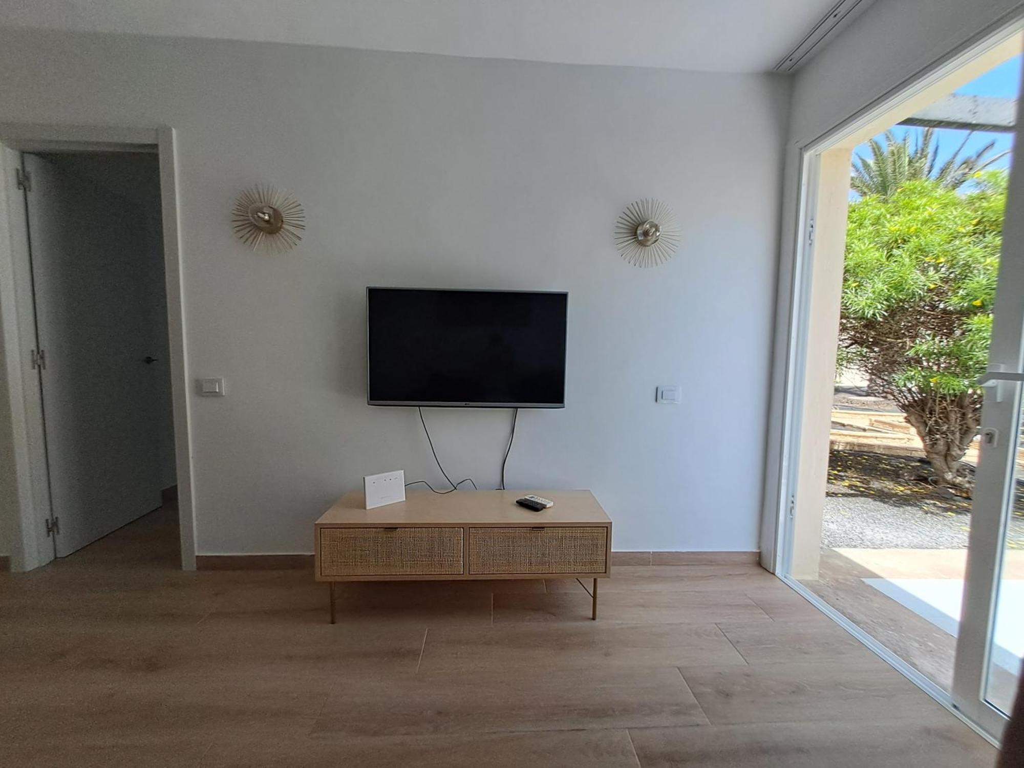 Homeforguest Apartamento Con Terraza Y Piscina En Коралео Екстериор снимка